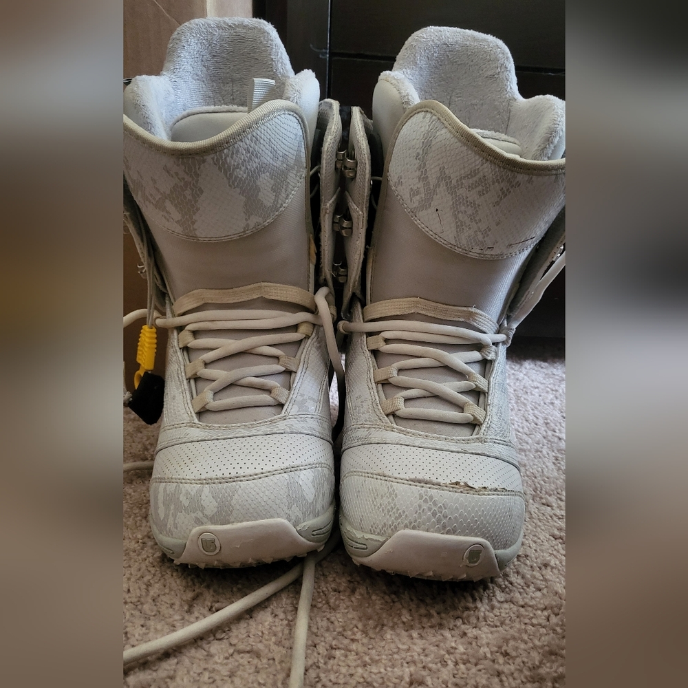 Snowboard boots